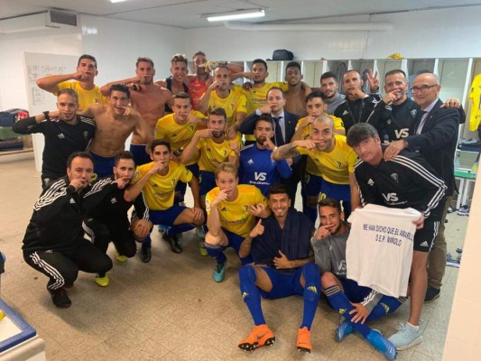 El Cádiz CF sacó un triunfo agónico ante Racing de Santander en debut del 'Choco' Lozano