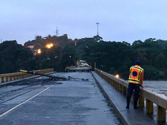 Río Cangrejal destruye parte del puente Saopin en La Ceiba