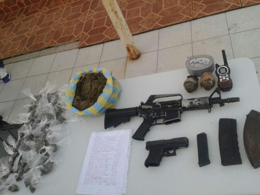 Armas y droga decomisadas a los supuestos mareros de la colonia San Jorge.