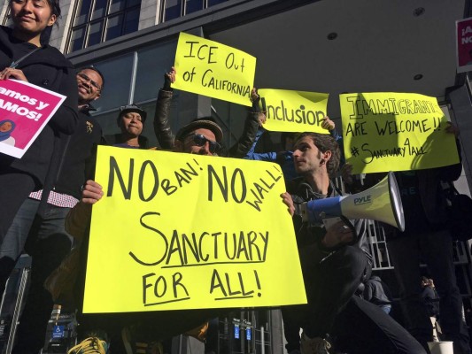 Gobierno de Trump demanda a California por proteger a inmigrantes
