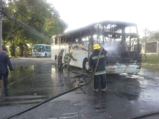 Tirotean y prenden fuego a un bus en La Ceiba