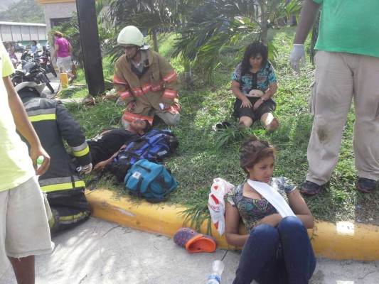 Diez pasajeros heridos deja accidente en Villanueva, Cortés