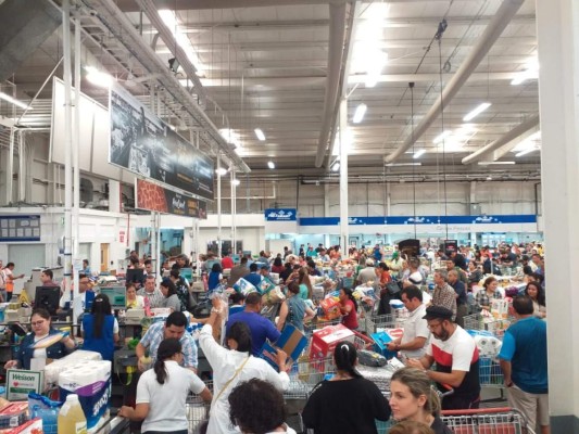 Sampedranos abarrotan los súper en busca de provisiones