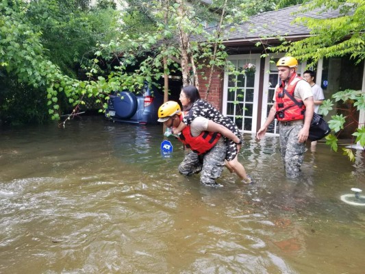 Evacúan a hondureños de sus casas en Houston