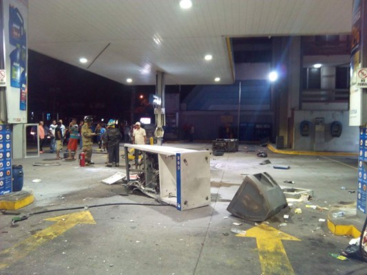 Conductor se estrella contra gasolinera y arranca dos bombas en SPS