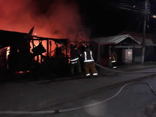 Voraz incendio consume un taller de mecánica en Puerto Cortés