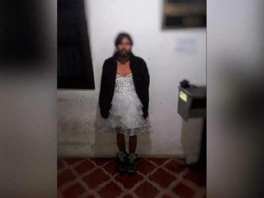 Con supuestas drogas capturan a hombre vestido de mujer