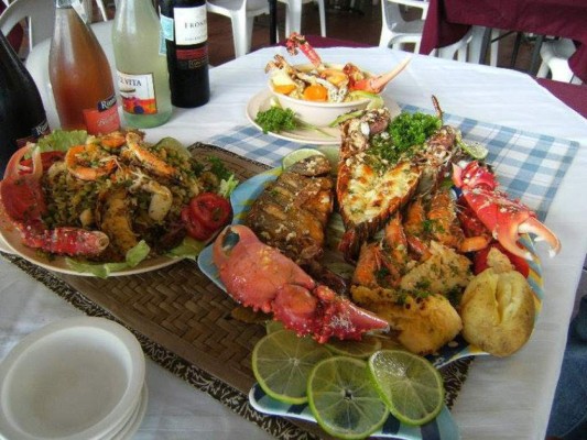 Parrillada de langostaIngredientes:- Una langosta de 500 gramos- Una cabeza de ajo machacado- 100 gramos de margarina- Media copa de vino blanco- El jugo de un limón- Perejil al gusto- Sal al gusto- AjoPreparación1. Desprender la pulpa de la langosta y saltearla unos minutos en la mantequilla.2. Agregarle el ajo, el limón y el vino.3. Incorporar por último el perejil y la sal al gusto.4. Rellenar nuevamente el cascarón de la langosta.