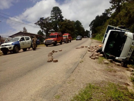 Cinco heridos deja volcamiento en carretera hacia Valle de Ángeles