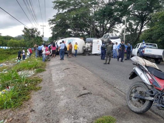 Un muerto y dos heridos en choque entre un carro mezclador con un pick-up