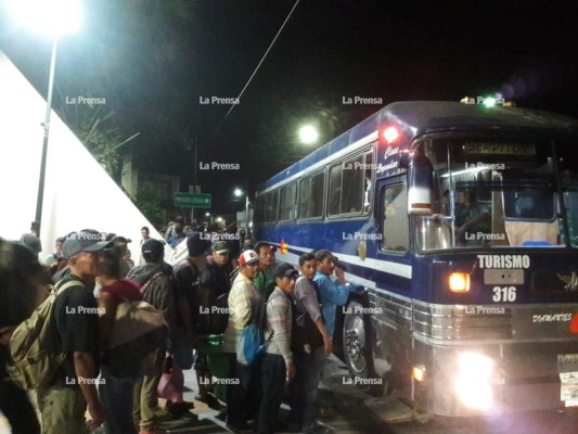 Migrantes de la caravana son enviados a Oaxaca para tramitar tarjeta de visitante