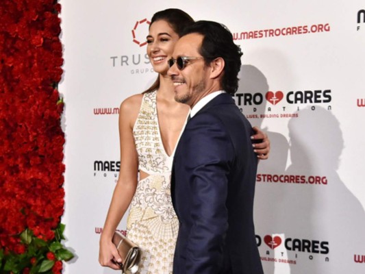 Mariana Downing y Marc Anthony en la alfombra roja de la fundación Maestro Cares en Nueva York.