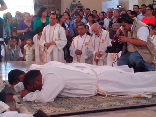 Ordenan a dos nuevos sacerdotes en San Pedro Sula