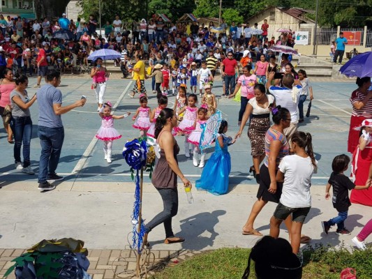 Escolares marchan para recordar el Día de la Independencia