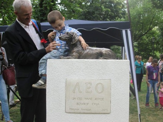 Erigen monumento en honor de perro que salvó a una niña