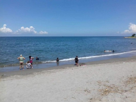 Bañistas comienzan a abarrotar las playas de La Ceiba  