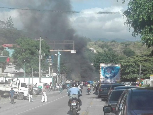 Desalojan a estudiantes de secundaria que se tomaron bulevar de Tegucigalpa