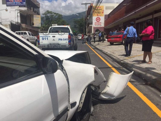 Aparatoso accidente en la 7 calle de San Pedro Sula