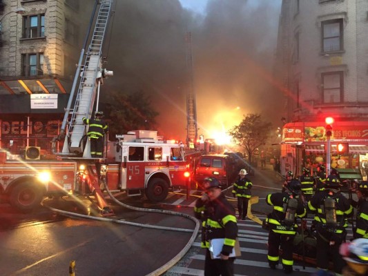 Alarma: Edificio en Manhattan es consumido por las llamas