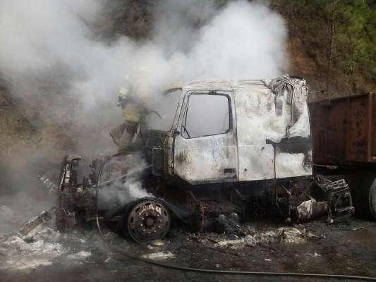 Incendio consume rastra en carretera a La Esperanza