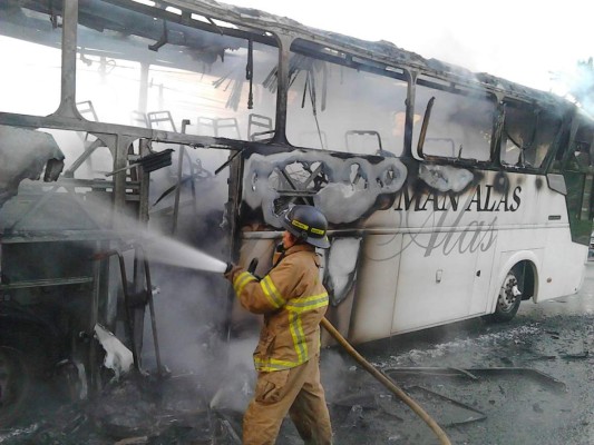Incendian dos buses de transporte, uno en La Ceiba y otro en La Lima