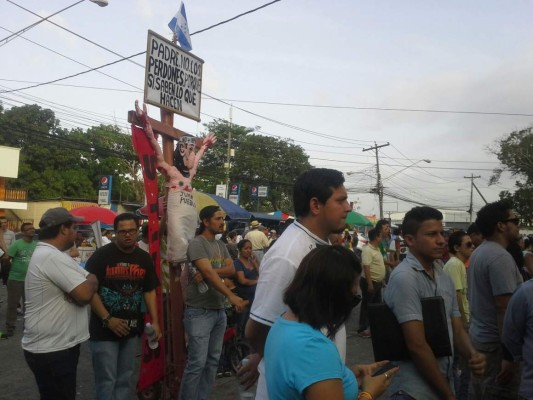 Marcha de las antorchas cambia su ruta en la Unah-vs