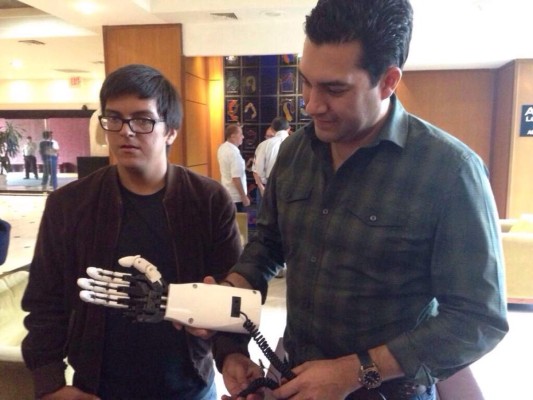 Jóvenes hondureños crean prótesis en impresora 3D