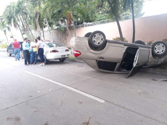 Vehículo vuelca en San Pedro Sula tras chocar contra un taxi