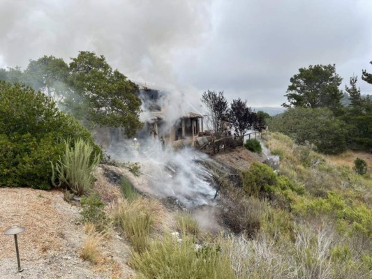 Avioneta se estrella contra una casa cerca de San Francisco, EE UU