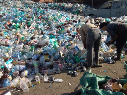 Cuatro acciones para solucionar el problema de los plásticos