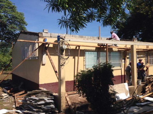Avanzan la reconstrucción del centro de salud en Santa Rita