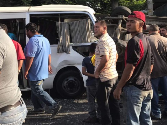 Uno de los autobuses que participaron en el accidente.