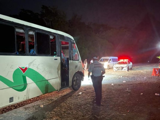 Detienen a migrantes hondureños hacinados en un autobús en el sur de México