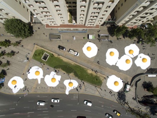Robots y huevos fritos gigantes invaden artísticamente a Santiago de Chile