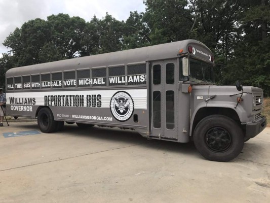 'Autobús de la deportación' causa polémica en Georgia