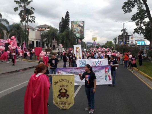 Sampedranos marchan contra el cáncer de mama