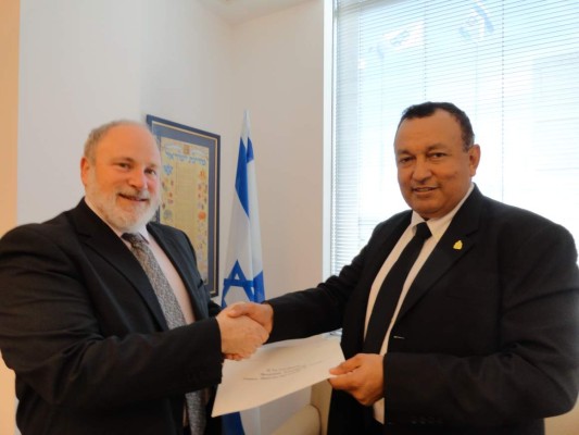 Embajador de Honduras presentó Copias de Estilo en Israel
