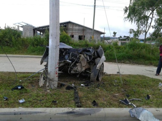 Carro se parte en dos y el conductor resulta ileso en Honduras