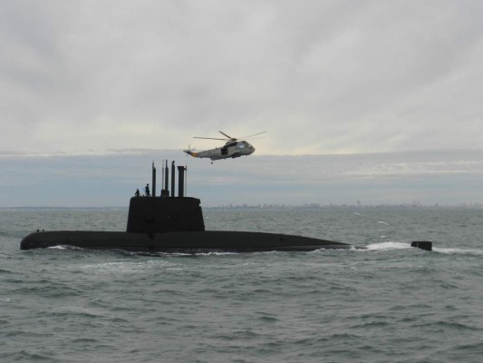 Argentina en vilo ante angustiosa búsqueda de submarino