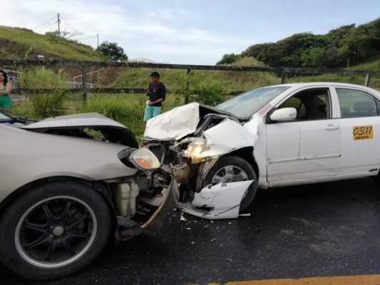 Tres hombres heridos deja colisión de dos vehículos en Roatán