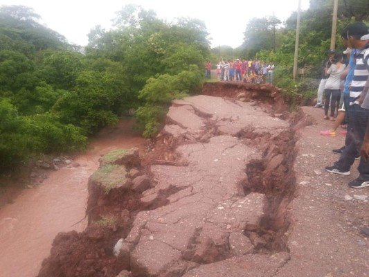 Honduras: Se hunde carretera entre Comayagua y El Rosario