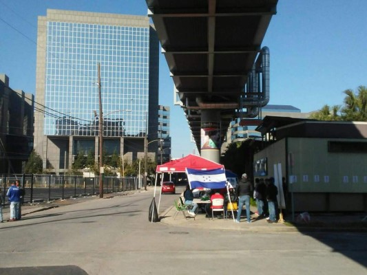 Hondureños en Nueva Orleans votan 'debajo de un puente'