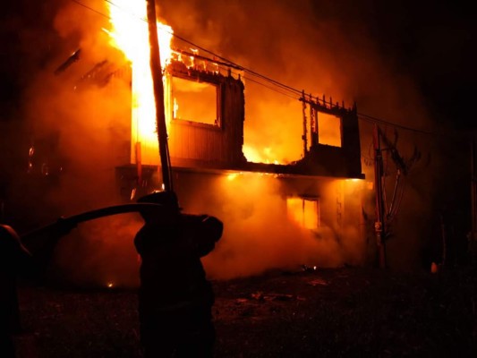 Incendio de grandes proporciones consume cuatro viviendas en Roatán