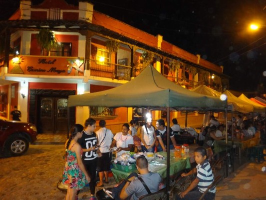 Imagen nocturna en el centro de Copán Ruinas, Honduras.