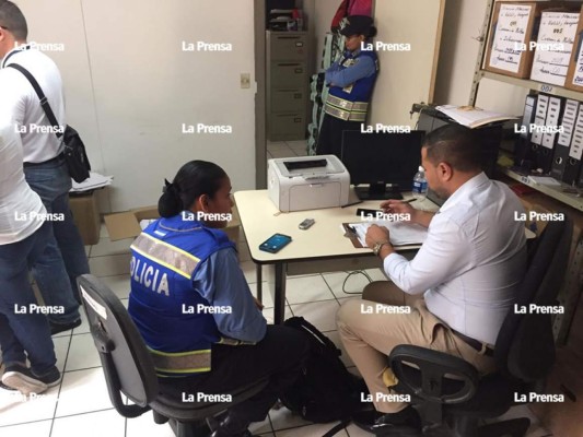 El equipo especial de la Dirección de Asuntos Disciplinarios de la Policía (Didadpol), interviniendo hoy las oficinas de emisión de licencias de la Dirección Nacional de Vialidad y Transporte (DNVT), en Tegucigalpa.