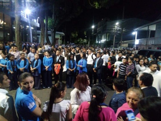 Cientos de personas llegan a despedir a la pastora Ninoska de Ponce de la Iglesia de Cristo Ebenezer