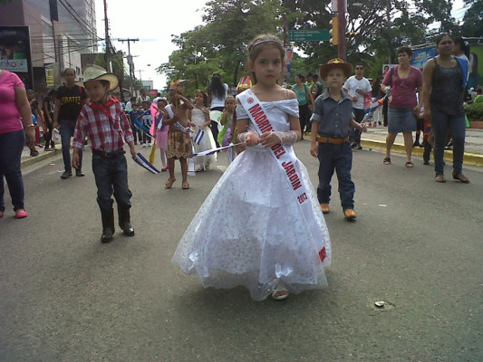 Los niños de Honduras lucen sus mejores galas en los desfiles patrios