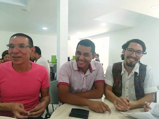 Tres hombres se casan en primera 'unión poliamorosa' en Colombia