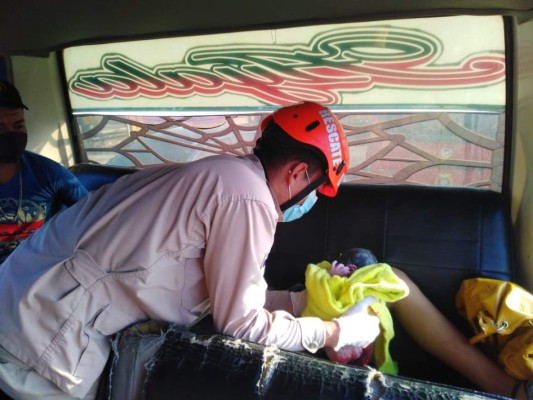 VIDEO: Jovencita da a luz en bus de Puerto Cortés