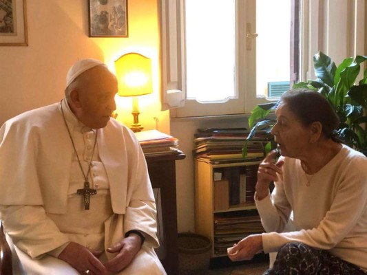 Papa Francisco sorprende con visita a superviviente del Holocausto